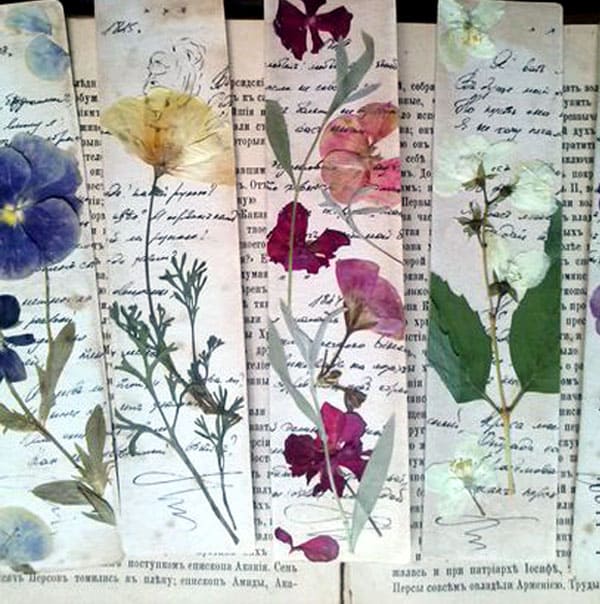 Использование на закладке цветочного гербария превосходно: цветы можно аккуратно заклеить прозрачным скотчем, или покрыть их тонкой калькой. Саму кальку следует навощить обычной восковой свечкой