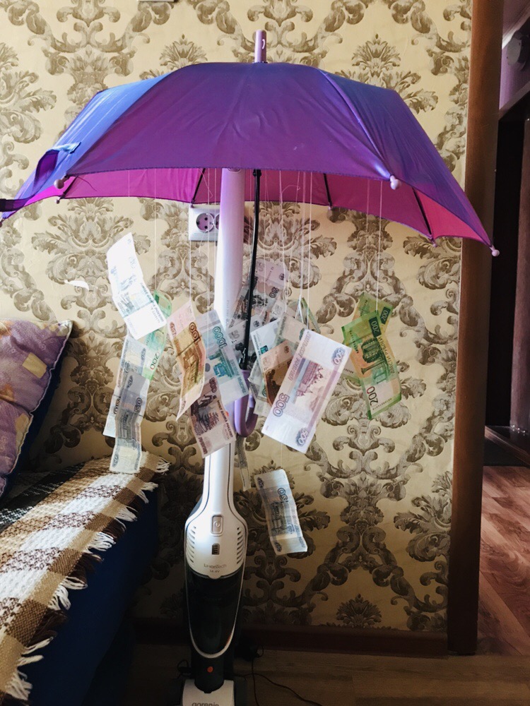 Подарить зонтик. Подарок на свадьбу денежный зонт. Подарок зонт с деньгами. Оригинальный подарок зонт с деньгами. Деньги на зонтике в подарок.