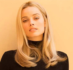 Блондинка в черном