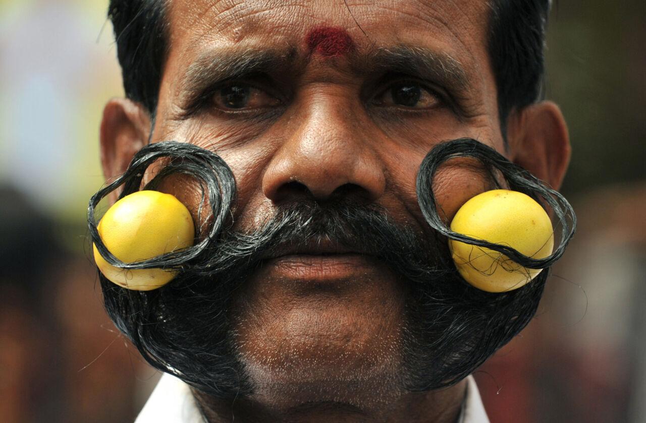 Сами удивительных людей. Индийские усы. Самый смешной человек в мире. Индус с усами.
