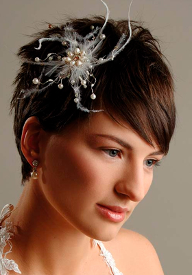 Свадебная прическа на короткие волосы: фото 