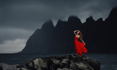 девушка камни море горы скалы мрак платье красное