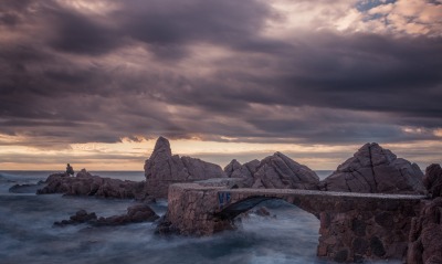 скалы мост волны берег прибой камни