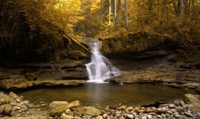 водопад лес осень камни галька