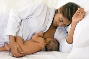 С ростом малыша меняется состав грудного молока его матери 