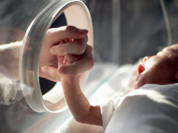 Создан инкубатор, не нарушающий связь мамы и новорожденного